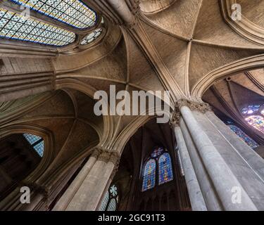 voûtes et vitraux à l'intérieur de la cathédrale de reims dans le nord de la france Banque D'Images