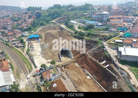 Jakarta. 7 août 2021. Le tunnel n° 10 du chemin de fer à grande vitesse Jakarta-Bandung (HSR) est visible à West Bandung Regency, province de Java-Ouest, Indonésie, le 6 août 2021. Le tunnel n° 10 du HSR Jakarta-Bandung en Indonésie a été achevé, a déclaré l'exploitant du chemin de fer samedi. Credit: Xinhua/Alay Live News Banque D'Images