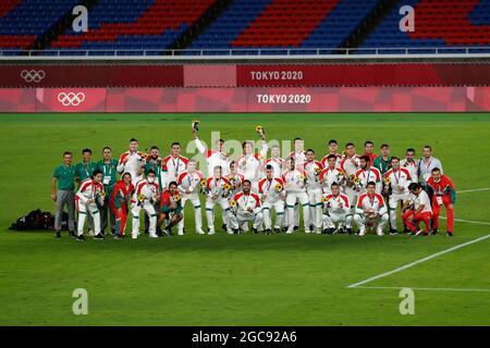 Yokohama, Japon. 8 août 2021. Les joueurs du Mexique montrent leur médaille de bronze après le match de médaille d'or des hommes de football entre le Brésil et l'Espagne lors des Jeux Olympiques de Tokyo 2020 au Stade International de Yokohama. Le Brésil a remporté la médaille d'or en battant l'Espagne 2-1. (Image de crédit: © Rodrigo Reyes Marin/ZUMA Press Wire) Banque D'Images