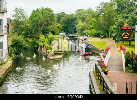 Kennet et Avon canal font confiance narrowboat en passant par les écluses dans la ville de Newbury dans le Berkshire Banque D'Images