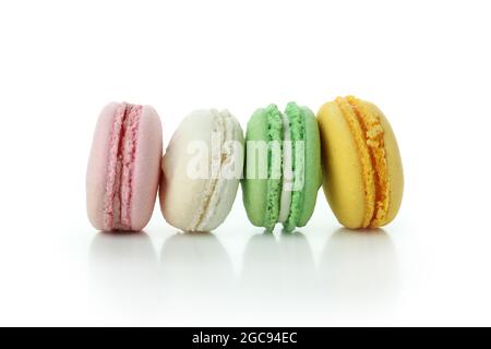 Macarons savoureux multicolores isolés sur fond blanc Banque D'Images