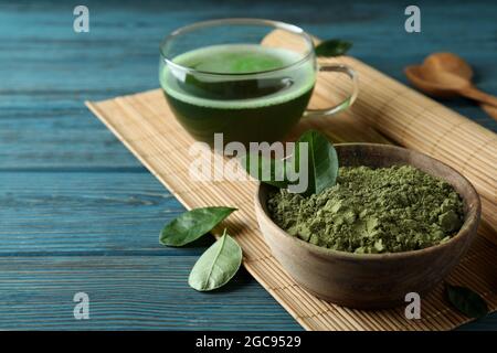 Concept de thé japonais avec matcha sur table en bois bleu Banque D'Images