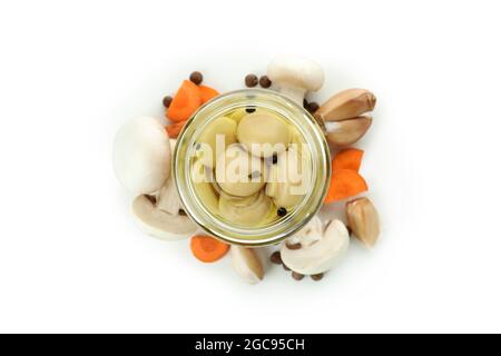 Pot de champignons marinés isolé sur fond blanc Banque D'Images