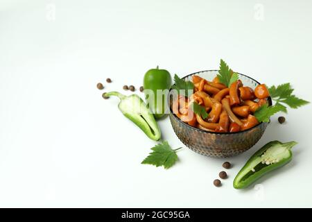 Bol de champignons marinés sur fond blanc Banque D'Images