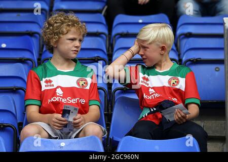 Birkenhead, Royaume-Uni. 07e août 2021. Deux jeunes fans de Walsall bavardes avant le lancement. EFL Skybet football League Two Match, Tranmere Rovers v Walsall à Prenton Park, Birkenhead, Wirral le samedi 7 août 2021. Cette image ne peut être utilisée qu'à des fins éditoriales. Utilisation éditoriale uniquement, licence requise pour une utilisation commerciale. Aucune utilisation dans les Paris, les jeux ou les publications d'un seul club/ligue/joueur.pic par Chris Stading/Andrew Orchard sports Photography/Alamy Live News crédit: Andrew Orchard sports Photography/Alamy Live News Banque D'Images