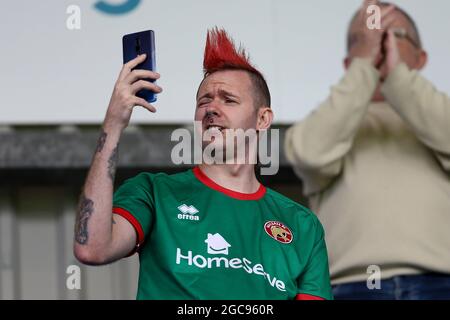 Birkenhead, Royaume-Uni. 07e août 2021. Un fan de Walsall regarde son téléphone. EFL Skybet football League Two Match, Tranmere Rovers v Walsall à Prenton Park, Birkenhead, Wirral le samedi 7 août 2021. Cette image ne peut être utilisée qu'à des fins éditoriales. Utilisation éditoriale uniquement, licence requise pour une utilisation commerciale. Aucune utilisation dans les Paris, les jeux ou les publications d'un seul club/ligue/joueur.pic par Chris Stading/Andrew Orchard sports Photography/Alamy Live News crédit: Andrew Orchard sports Photography/Alamy Live News Banque D'Images