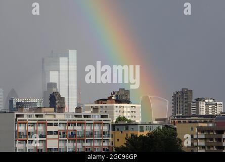 Londres, Royaume-Uni, 7 août 2021. Le temps orageux, avec de fortes averses alternées avec des sorts ensoleillés, a donné lieu à une belle soirée d'arc-en-ciel au-dessus des gratte-ciels de la ville de Londres. Monica Wells/Alay Live News Banque D'Images