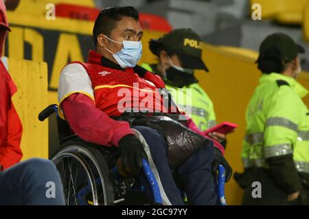 Un homme en fauteuil roulant soutient son équipe Independiente Santa Fe dans le match contre l'Atletico Nacional, qui a été joué à Bogota Banque D'Images