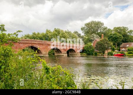 Pont Clifton Hampden un pont routier traversant la Tamise à Clifton Hampden, Oxfordshire, Angleterre, conçu par George Gilbert Scott Banque D'Images