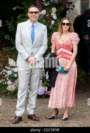 7 août 2021 Keeley Hazell et David Walliams au mariage de Ant McPartlin et Anne-Marie Corbett, Église St Michael's, Heckfield, Hampshire. Crédit : Doug Peters/EMPICS/Alamy Live News Banque D'Images