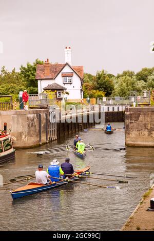 Des gens qui ravirent des bateaux le long de la Tamise à Goring sur la Tamise South Oxfordshire, Angleterre Banque D'Images