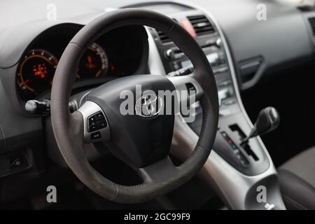 Dnipro, Ukraine - 30 juillet 2021 : Toyota Auris 2012 couleur argent. Intérieur de la voiture Banque D'Images