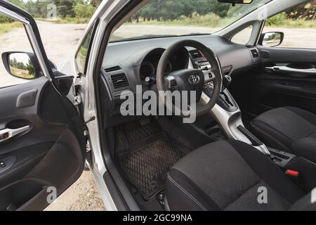 Dnipro, Ukraine - 30 juillet 2021 : Toyota Auris 2012 couleur argent. Intérieur de la voiture Banque D'Images