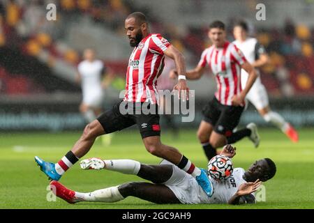 LONDRES, ROYAUME-UNI. 7 AOÛT : Bryan Mbeumo de Brentford et Mouctar Diakhaby de Valence se battent pour le bal lors du match amical pré-saison entre Brentford et Valencia CF au stade communautaire de Brentford, Brentford, le samedi 7 août 2021. (Crédit : Juan Gasparini | ACTUALITÉS MI) crédit : ACTUALITÉS MI et sport /Actualités Alay Live Banque D'Images