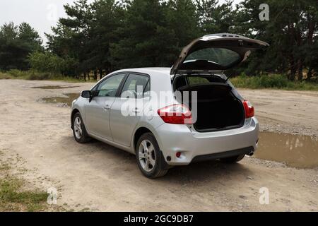 Dnipro, Ukraine - 30 juillet 2021 : Toyota Auris 2012 couleur argent avec coffre ouvert Banque D'Images