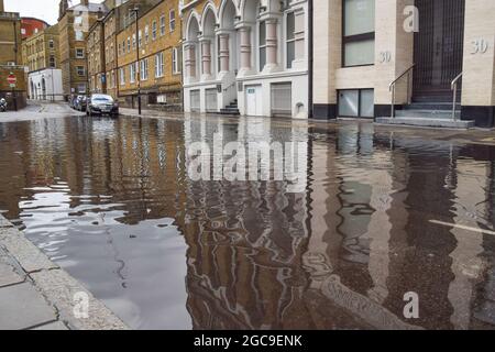 Londres, Royaume-Uni. 07e août 2021. Vue sur une Farringdon Lane inondée dans le centre de Londres après une journée de forte pluie dans la capitale. Crédit : SOPA Images Limited/Alamy Live News Banque D'Images