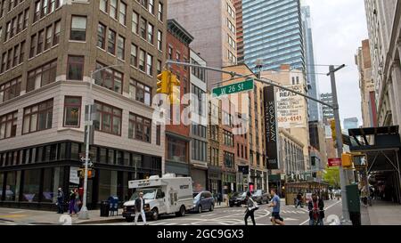 New York, NY, États-Unis - 7 août 2021 : en regardant le quartier chic de Broadway et de la 26e rue alors que la rue devient partiellement fermée à la circulation automobile Banque D'Images