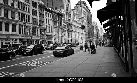 New York, NY, USA - 7 août 2021 : vue vers l'ouest le long du trottoir de la 23e rue comme indiqué en noir et blanc Banque D'Images