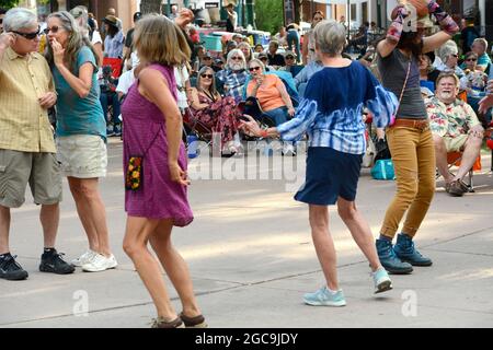 Les danseurs et les spectateurs peuvent profiter d'un concert de musique d'été gratuit à Santa Fe, au Nouveau-Mexique. Banque D'Images