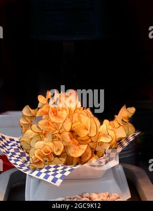 Une portion de frites au curly, ou de ruban de frites, à vendre dans un stand de restauration extérieur à Santa Fe, Nouveau-Mexique. Banque D'Images