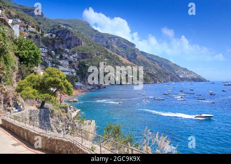 Côte amalfitaine (Costiera Amalfitana) : vue panoramique sur la ville de Positano en Italie (Campanie). Banque D'Images