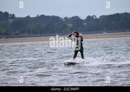 Kite surfeur, clair et gros plan, surfeur s'amusant et souriant à Exmouth, duckPond. Devon Banque D'Images