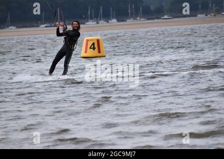 Kite surfeur, clair et gros plan, surfeur s'amusant et souriant à Exmouth, duckPond. Devon Banque D'Images