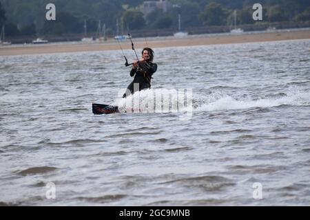 Kite surfeur, clair et gros plan, surfeur s'amusant et souriant à Exmouth, duckPond. Devon Banque D'Images