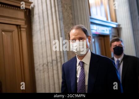 Washington, Vereinigte Staaten. 07e août 2021. Le sénateur américain Ron Wyden (démocrate de l'Oregon) quitte la salle du Sénat lors d'un vote au Capitole des États-Unis à Washington, DC, le samedi 7 août 2021. Credit: Rod Lamkey/CNP/dpa/Alay Live News Banque D'Images