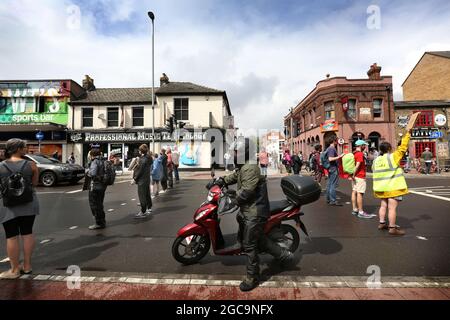 Cambridge, Royaume-Uni. 07e août 2021. Les manifestants tiennent des pancartes pendant la manifestation.extinction les activistes de la rébellion ont bloqué une route importante à Cambridge par intervalles de cinq minutes afin d'arrêter la circulation et de mettre en lumière les événements météorologiques extrêmes de cette année et la façon dont le climat est en train de changer. (Photo de Martin Pope/SOPA Images/Sipa USA) crédit: SIPA USA/Alay Live News Banque D'Images