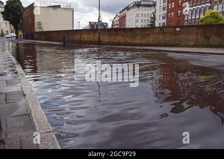 Londres, Royaume-Uni. 07e août 2021. Vue sur une Farringdon Lane inondée dans le centre de Londres après une journée de forte pluie dans la capitale. (Photo de Vuk Valcic/SOPA Images/Sipa USA) crédit: SIPA USA/Alay Live News Banque D'Images