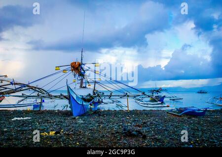 DINGALAN, PHILIPPINES - 24 juin 2016 : une plage avec des bateaux à Dingalan Aurora, Philippines Banque D'Images