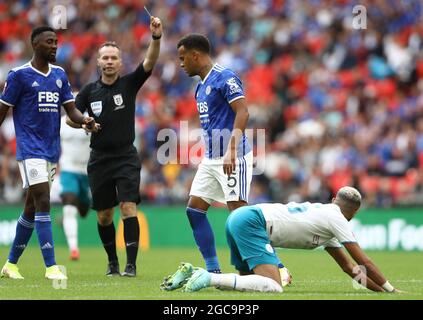 Londres, Angleterre, 7 août 2021. Ryan Bertrand de Leicester City se voit une carte jaune pour un soul sur Riyad Mahrez de Manchester City pendant le match FA Community Shield au stade Wembley, Londres. Le crédit photo devrait se lire: Paul Terry / Sportimage Banque D'Images