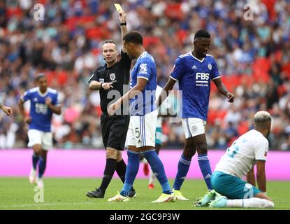 Londres, Angleterre, 7 août 2021. Ryan Bertrand de Leicester City se voit une carte jaune pour un soul sur Riyad Mahrez de Manchester City pendant le match FA Community Shield au stade Wembley, Londres. Le crédit photo devrait se lire: Paul Terry / Sportimage Banque D'Images