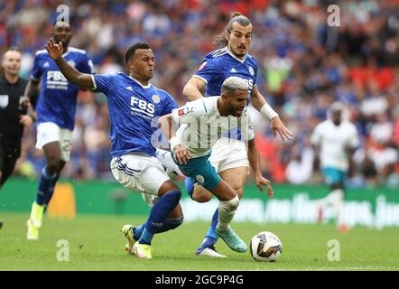 Londres, Angleterre, 7 août 2021. Riyad Mahrez, de Manchester City, est fouillé par Ryan Bertrand, de Leicester City, qui reçoit une carte jaune lors du match du FA Community Shield au stade Wembley, à Londres. Le crédit photo devrait se lire: Paul Terry / Sportimage Banque D'Images