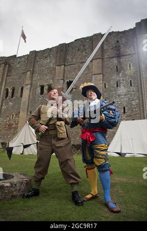 1er août 2021. Norfolk, Angleterre. L'événement les soldats à travers les âges à Castle Rising, le premier événement public au château du XIIe siècle depuis avant la pandémie de Covid. Chris page (à gauche) et John Horgan échangeant des armes couvrant 500 ans d'histoire militaire. Banque D'Images