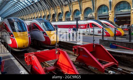 Gare de London Kings Cross - LNER Azuma trains à Kings Cross de Londres - les trains Hitachi Azuma sont entrés en service sur la ligne principale de la côte est en 2019. Banque D'Images