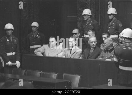 Les dirigeants nazis au procès de Nuremberg. Premier plan (G-D) Göring, Hess, Ribbentrop et Keitel, rangée arrière Dönitz, Räder et Schirach Banque D'Images