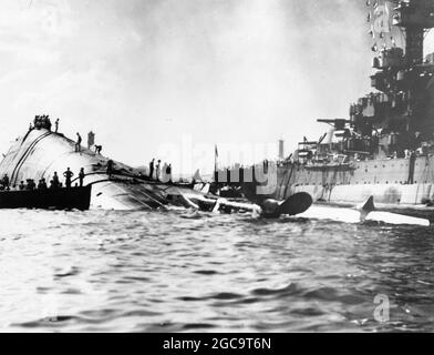 L'USS Oklahhoma après l'attaque japonaise sur Pearl Harbor, décembre 7 1941. Banque D'Images