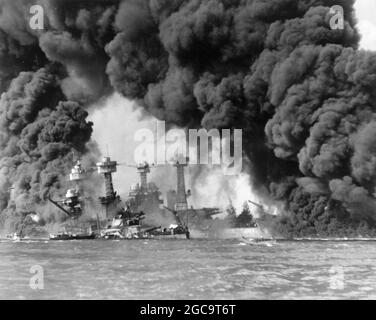 Les bataillons USS West Virginia et USS Tennessee brûlent à Pearl Harbor le 7 décembre 1941, Hawaii, États-Unis Banque D'Images