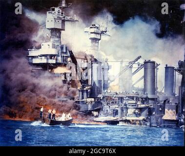 L'USS West Virginia brûlant à Pearl Harbor le 7 décembre 1941, Hawaii, Etats-Unis Banque D'Images