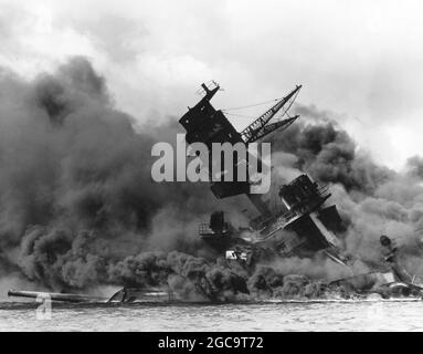 L'USS Arizona brûle à Pearl Harbor le 7 décembre 1941, Hawaii, Etats-Unis Banque D'Images