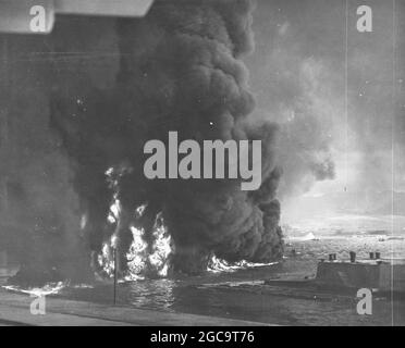 Des cutleships brûlent à Pearl Harbor le 7 décembre 1941, Hawaii, États-Unis Banque D'Images