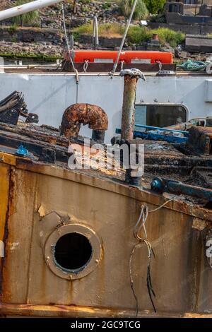 naufrage, vieux bateau abandonné, déraillement, vieux navire rouillé, vieux bateau corrodé, ancien chalutier de pêche, ancienne épave d'un bateau, rouille, rouille d'eau salée. Banque D'Images