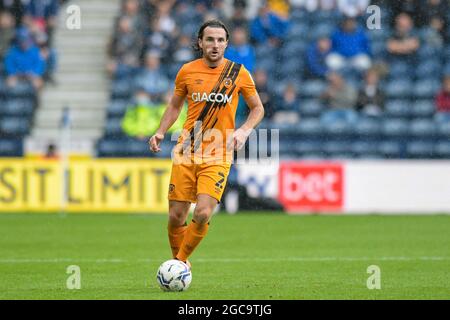 Preston, Royaume-Uni. 07e août 2021. Lewis Coyle #2 de Hull City avec le ballon à Preston, Royaume-Uni le 8/7/2021. (Photo de Simon Whitehead/News Images/Sipa USA) crédit: SIPA USA/Alay Live News Banque D'Images