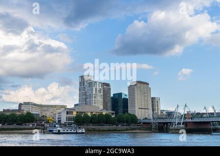 Le Royal Festival Hall, le Shell Centre et les bâtiments de Casson Square sur la rive sud de la Tamise. Londres - 4 août 2021 Banque D'Images