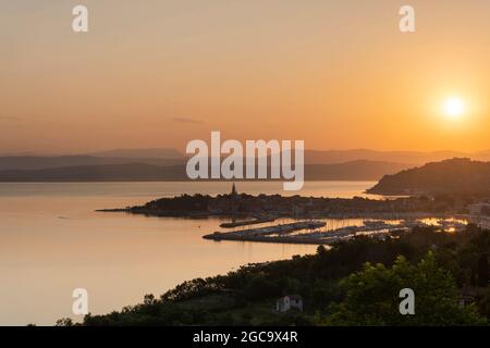 Lever de soleil sur la ville et le port d'Izola en Slovénie Mer Adriatique et côte d'Istrie. Banque D'Images