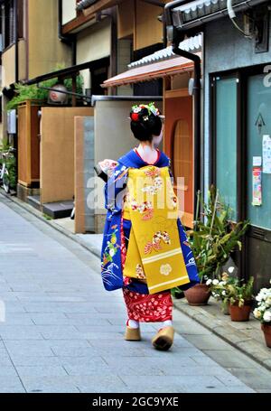 Maiko sur le chemin du travail à Gion, Kyoto, Japon Banque D'Images