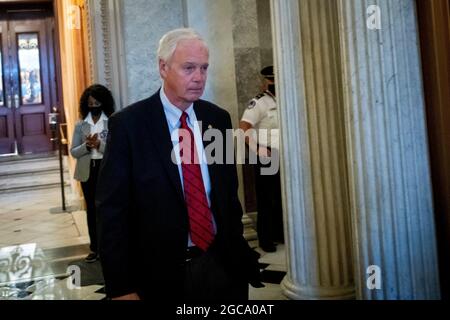 Washington, Vereinigte Staaten. 07e août 2021. Le sénateur américain Ron Johnson (républicain du Wisconsin) quitte la salle du Sénat lors d'un vote au Capitole des États-Unis à Washington, DC, le samedi 7 août 2021. Credit: Rod Lamkey/CNP/dpa/Alay Live News Banque D'Images