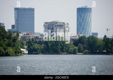 Bucarest, Roumanie - 05 août 2021 : Tour Globalworth (troisième plus haut bâtiment en Roumanie) et TOUR SKY (le plus haut bâtiment en Roumanie) sont visibles Banque D'Images